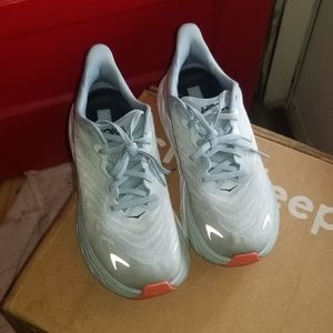 Women hoka arahi 6 size 9